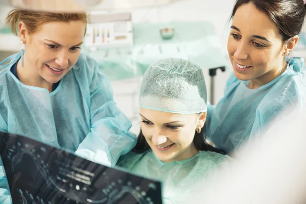 Médico conversando com seu paciente e ensinando uma radiografia . — Fotografia de Stock