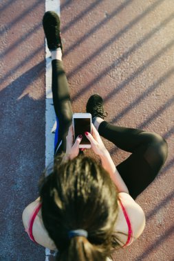 Genç kadın egzersiz kentsel bir sahne.