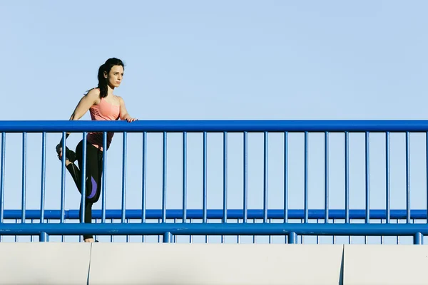 Joven mujer fitness corredor estiramiento piernas después de ejecutar . — Foto de Stock