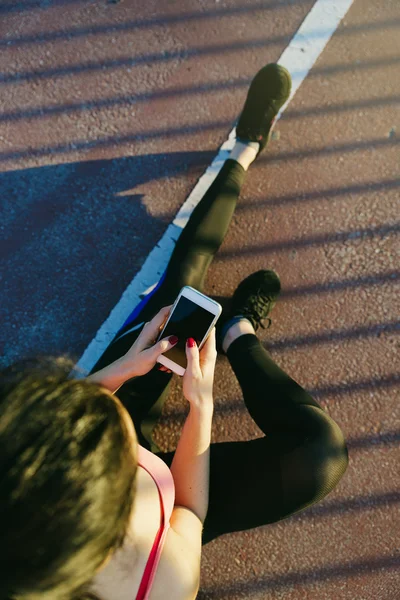 Entrenamiento de mujer joven en un paisaje urbano . — Foto de Stock