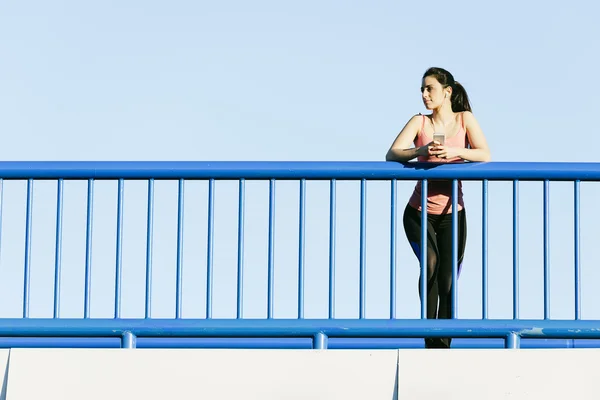 Молодая спортсменка бегает по городскому мосту . — стоковое фото