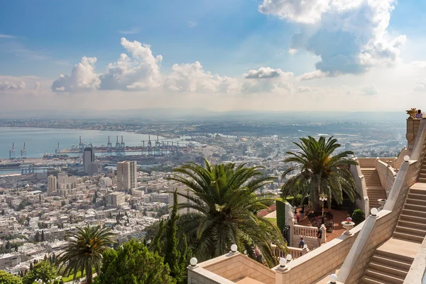 Cityview da montanha. A paisagem urbana. Haifa. — Fotografia de Stock