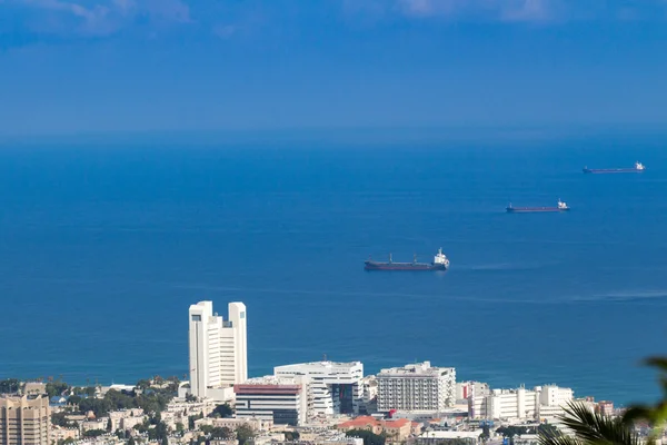 A bela cidade à beira-mar e navios de passagem — Fotografia de Stock