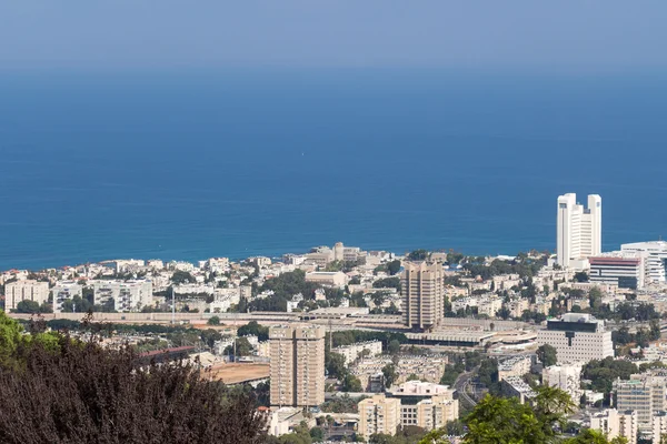 Deniz Manzaralı dağ üzerinden. Cityscape. Yaz aylarında Haifa — Stok fotoğraf