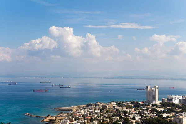 Vista do mar da montanha. A paisagem urbana. Haifa. — Fotografia de Stock