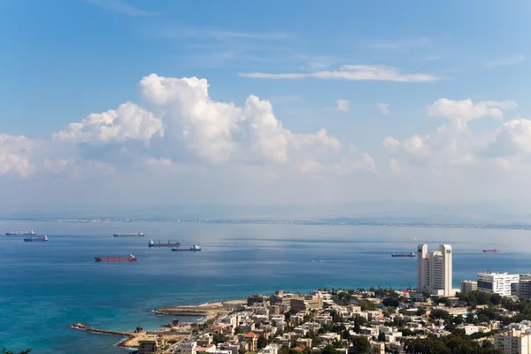 Tengerre néző a mountain. Városképet gazdagító épületnek szánták. Haifa — Stock Fotó