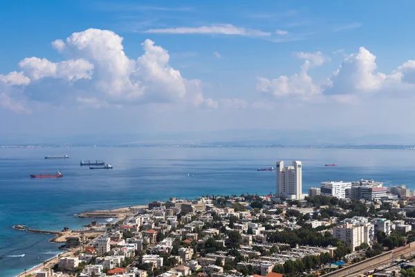 Tengerre néző a mountain. Városképet gazdagító épületnek szánták. Haifa — Stock Fotó