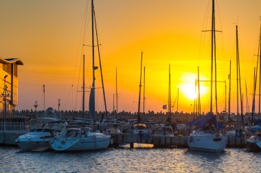 Yelkenli tekneler gün batımında. İsrail