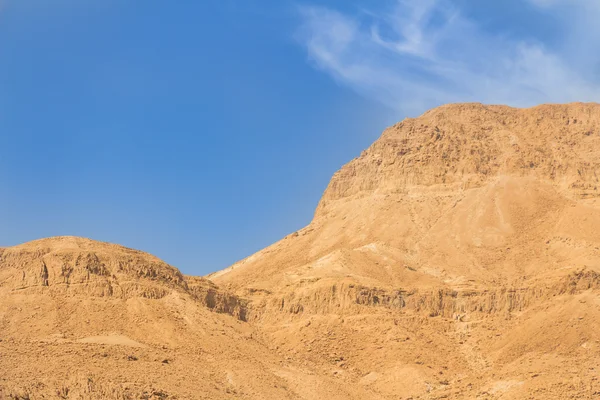 Dağlar ve gökyüzü İsrail Çölü'nde