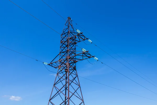 Mavi gökyüzü yayında elektrik kablolama volt