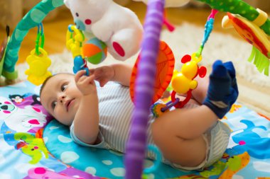 Bebek çocuk oyun halı üzerinde