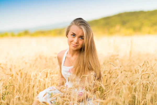 Ragazza nel campo di segale — Foto Stock