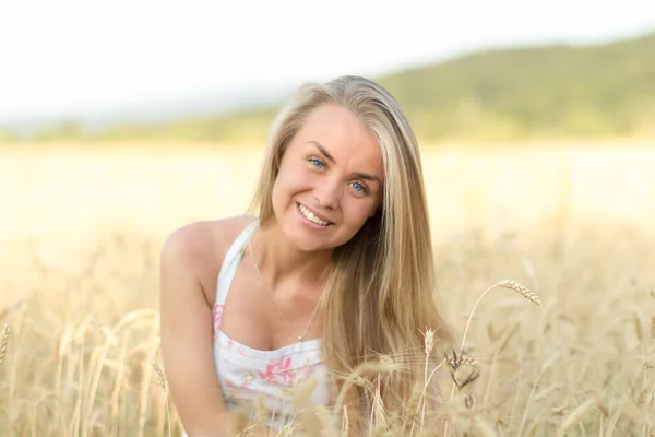 Ragazza nel campo di segale — Foto Stock