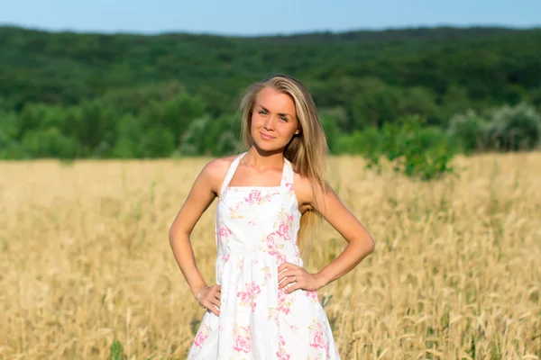 Mädchen steht im Roggenfeld — Stockfoto