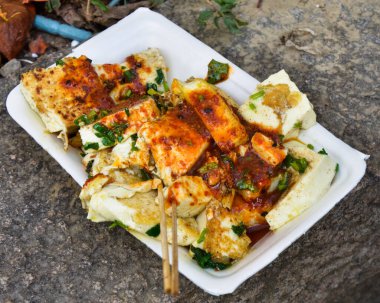 Taze otlu baharatlı tofu yemeği. Asya sokak yemeği. Yakın çekim.