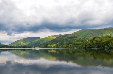 Dağlar göl manzaralı, Lake District Ulusal Parkı, İngiltere.