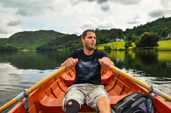 Mann Rudert Boot Auf Einem See Gegen Bewölkten Himmel Lake — Stockfoto