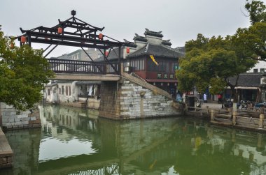 Tongli 'de bir nehrin üzerindeki taş köprü, Çin' in Suzhou kentindeki su kasabası..