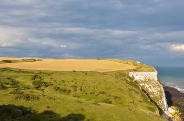 Dover 'daki White Cliffs' in tepesindeki yeşil alanların görüntüsü.