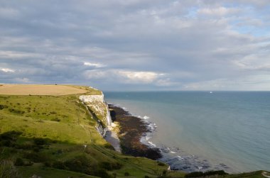 Dover 'daki White Cliffs manzarası. Manzaralı ve geniş bir alan.