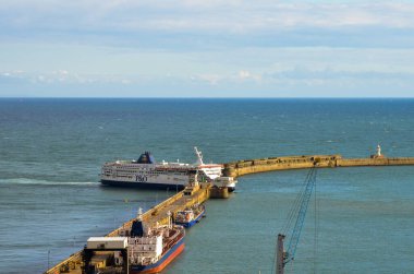 feribot Dover Limanına giriyor..