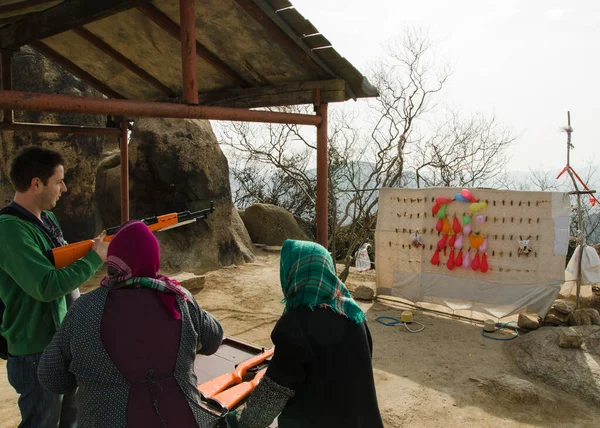 Mujeres Chinas Ápice Montaña Ofrecen Entretenimiento Los Turistas — Foto de Stock