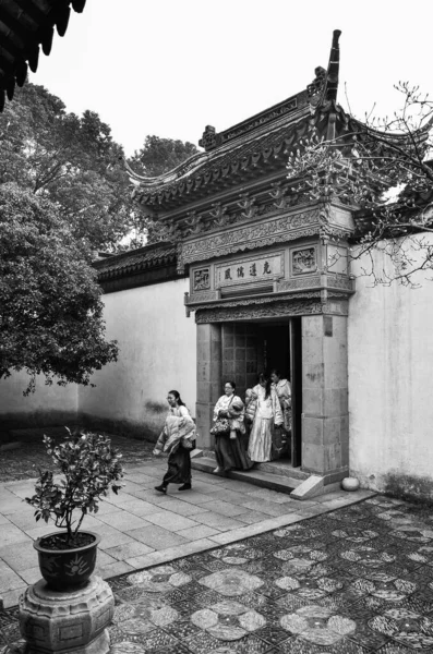 Damas Chinas Caminando Través Una Hermosa Entrada Tong China — Foto de Stock