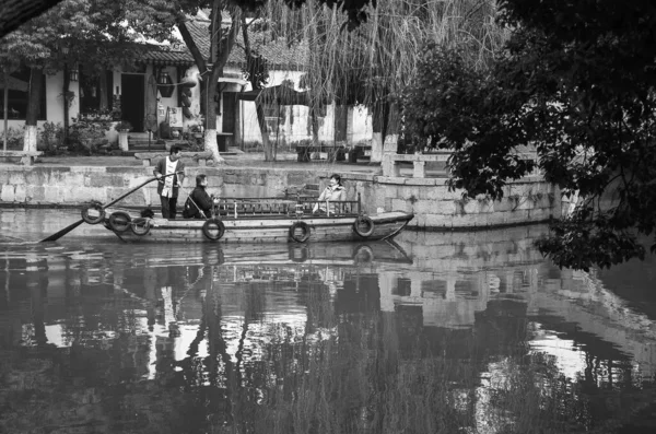 Touristen Genießen Bootsfahrt Auf Einem Tongli Fluss China — Stockfoto