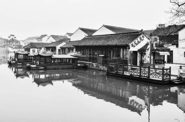 Chinesisches Restaurant Wasser Mit Festgemachten Ruderbooten Tongli Wasserstadt China — Stockfoto