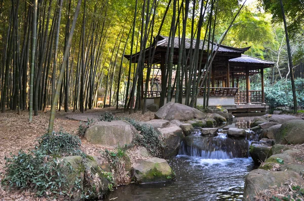 Dřevěný Přístřešek Bambusovém Lese Vedle Potoka Suzhou Čína — Stock fotografie