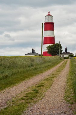 Bulutlu gökyüzüne karşı Happisburgh deniz feneri.