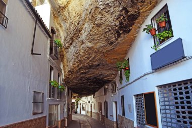 Evlerinin büyük bir kayanın altında olduğu Setenil de las Bodegas 'ın ilginç ve şaşırtıcı caddesi, Cadiz, Endülüs, İspanya