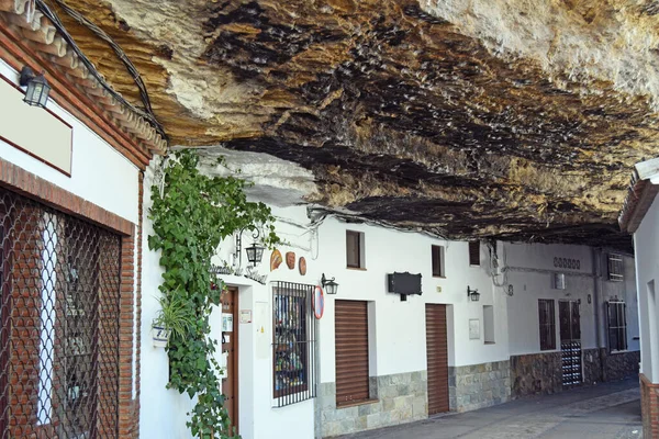 セテニル ボデガス Setenil Las Bodegas と呼ばれる町の奇妙な通りで 白い家はスペインのアンダルシア州の大きな岩の下に埋葬されている — ストック写真