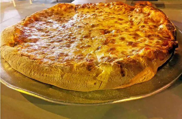 マルガリータのピザをトマト チーズ オレガノで食欲をそそる — ストック写真