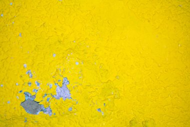 Sarı beton bir duvarın dokusu. Duvarda çatlaklar var. Arkaplan olarak kullanılabilir.