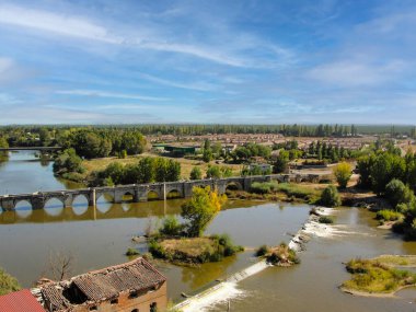 Pisuerga nehri üzerindeki köprü güzel Simancas köyünden geçiyor, Valladolid, İspanya