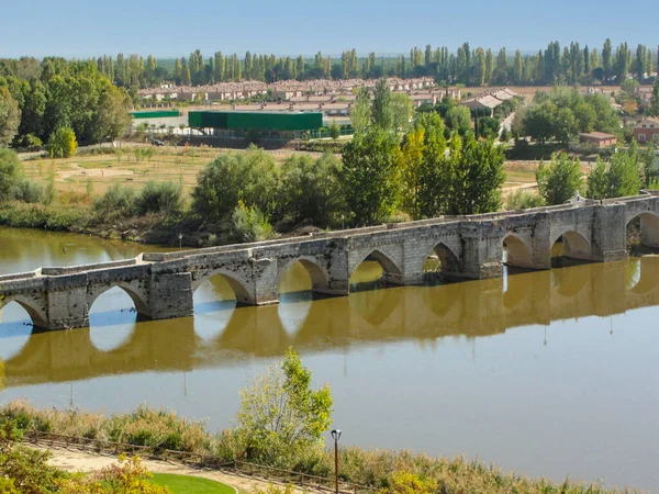Puente Sobre Río Pisuerga Pasando Por Precioso Pueblo Simancas Valladolid — Foto de Stock