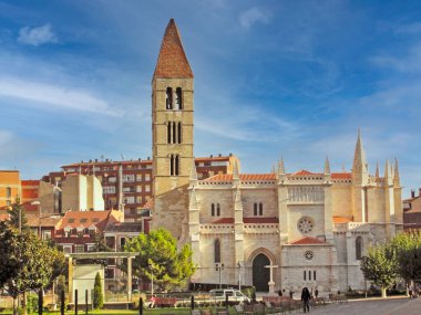 Santa Maria La Antigua Kilisesi Valladolid 'de. İspanya 'daki eski kilise mimarisi