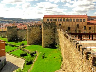 Panoramik ve ortaçağ duvarlarının manzarası ve Plasencia, Caceres, İspanya 'nın kalesi