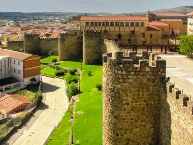 Efsanevi Plasencia şehrinin sokakları, ve etkileyici ortaçağ duvarları, Caceres, İspanya