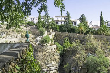 İspanya 'nın Malaga eyaletinin en güzel şehirlerinden biri olan Ronda' daki Cuenca bahçeleri.