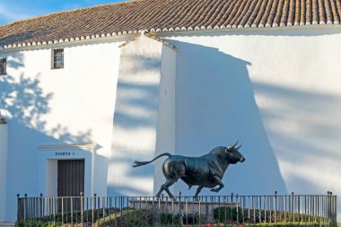 Ronda arenasının önünde duran boğa anıtı, Malaga, Endülüs, İspanya