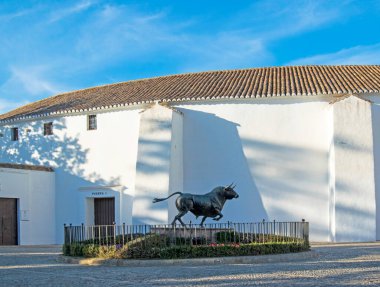 Ronda arenasının önünde duran boğa anıtı, Malaga, Endülüs, İspanya