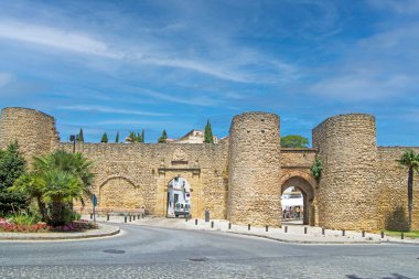 Güzel şehir Ronda, Malaga, Endülüs, İspanya 'nın duvarlarında ortaçağ kuleleri