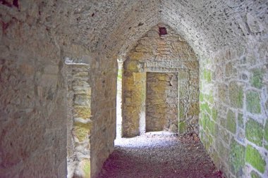 Eski ve terk edilmiş taş geçit.