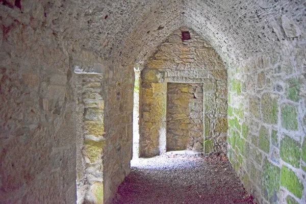 Eski ve terk edilmiş taş geçit.