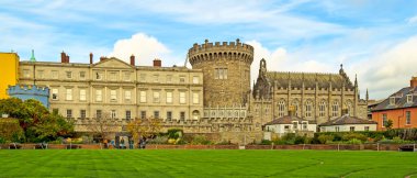 İrlanda 'daki tarihi Dublin kalesinin önündeki hukuk bahçesi.