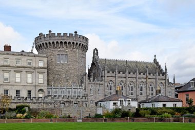 İrlanda 'daki Dublin kalesinin önündeki hukuk bahçesi.