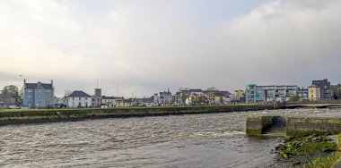 Galway, İrlanda 'daki Corrid nehrinin panoramik manzarası