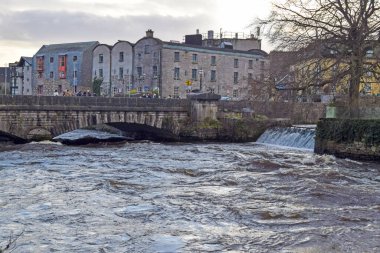 Corrid nehri üzerindeki köprüde Galway, İrlanda 'da tipik binalar var.